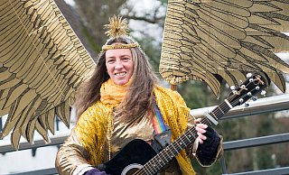 Straßenmusikerin Laura Alicia Fainstein als Weihnachstengel. Kostüm und Flügel sind zwar ein Hingucker, schränken ihre Bewegungsfreiheit aber auch stark ein. Fotos: Ralf Bittner - Ralf Bittner