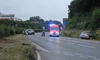 Drei demolierte Autos stehen ungewollt im Straßengrün.  - Polizei Bielefeld