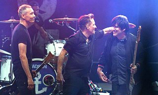 Farin Urlaub (l-r), Bela B. und Rodrigo Gonzalez von der Band Die Ärzte stehen auf der Bühne. Sie sprechen im Interview mit der dpa über Politik und die Musikbranche. - Axel Heimken/dpa