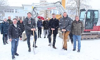 Fast zehn Millionen Euro werden im Borgentreicher Schulzentrum für den Schul- und Vereinssport investiert. Erster Spatenstich war im Schneegestöber. - Burkhard Battran