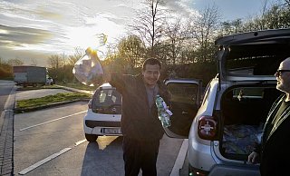 Dieser Lkw-Fahrer aus Usbekistan freut sich riesig über das Überraschungspaket. - Foto: privat