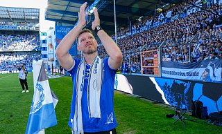 Arminia-Legende Fabian Klos verabschiedet sich bei seinem letzten Liga-Heimspiel von den Anhängern. - Andreas Zobe Arminia-Legende Fabian Klos verabschiedet sich bei seinem letzten Liga-Heimspiel von den Anhängern. - Andreas Zobe