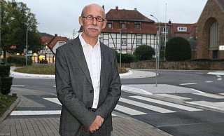 Siegfried Gutsche, hier am Kreisel Niederwall/Niedertorstraße, tritt bei der Landratswahl 2020 für die Grünen an und bringt Ideen für Verkehrskonzepte mit. - Frank Hartmann