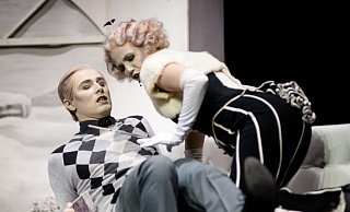 Frau Casparius (Kirsten A. Lange) hat eine umwerfende Art, auf Männer zuzugehen. Doch Hagedorn trägt eine andere im Herzen. - Ralf Bittner