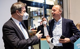 CSU-Chef Markus Söder (l) und CDU-Chef Friedrich Merz treffen sich im Bundestag. - Foto: Bernd von Jutrczenka/dpa
