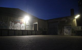 Ein Jugendlicher war in Kirchlengern auf das Dach einer Lagerhalle geklettert und eingestürzt. - Florian Weyand