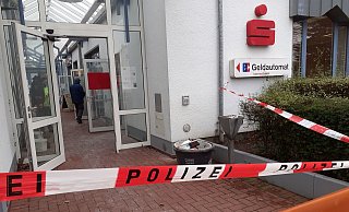 Die abgesperrte Filiale nach der Tat. - Jobst Lüdeking