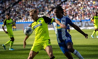 Starkes Spiel: Ben Zolinski hatte mit Herthas Boyata einen harten Bewacher, setzte sich aber oft gut durch.  - Dennis Angenendt