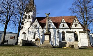 Die Petri-Kirche in Versmold ist am Wochenende mit rechtsradikalen und antisemitischen Parolen beschmiert worden. - Tasja Klusmeyer