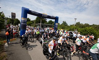 Die NRW-Radtour 2025 startet am 17. Juli in Leverkusen. Gemeinsam wird auf rund 220 Kilometer über die Etappenziele Köln – mit einer Doppelübernachtung – und Neuss zum Ausgangspunkt zurück nach Leverkusen geradelt. Anmeldungen für das vier Tage Event sind in allen WestLotto-Annahmestellen oder unter www.nrw-radtour.de möglich. - © Jens Naumann