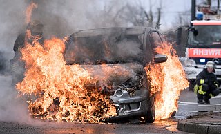 An beiden Wagen entstand ein Totalschaden - die Kriminalpolizei hat die Fahrzeuge für weitere Ermittlungen beschlagnahmt.  - Symbolfoto/picture alliance
