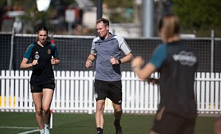 Jule Brand (l) trainiert am Rand des Trainingsplatzes. - Sebastian Christoph Gollnow/dpa
