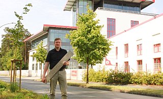 Stefan Brink freut sich über den Fortschritt des Erweiterungsbaus im Kreis Gütersloh und den erneuten Gewinn des Red Dot Awards. - Luisa Mersch