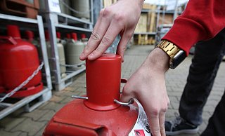 Daniel Feil vom Toom-Baumarkt zeigt den korrekten Umgang mit Propangasflaschen. - Gerald Dunkel