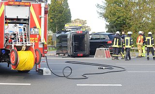 Bei dem Unfall stießen ein VW und ein Opel zusammen und kamen an einer Verkehrsinsel zum Stillstand. Der Opel kippte um. Neben dem Fahrzeug steht die Hundebox. - Joern Spreen-Ledebur