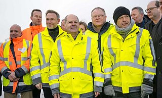 Christian Lindner, Olaf Scholz, Stephan Weil und Robert Habeck besuchen das Spezialschiff «Höegh Esperanza» während der Eröffnung des LNG-Terminals in Wilhelmshaven. - Sina Schuldt/dpa