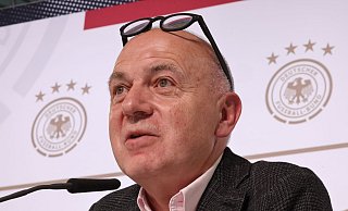 DFB-Präsident Bernd Neuendorf sitzt während einer Pressekonferenz auf dem Podium. - Christian Charisius/dpa