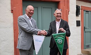 DFB-Präsident Bernd Neuendorf (r) und Thüringens Wirtschaftsminister Wolfgang Tiefensee tauschen Wimpel. - Christian Charisius/dpa