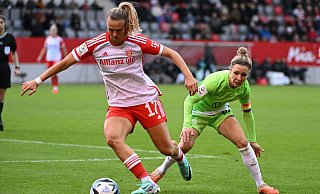 Bayerns Klara Bühl (l) kämpft mit Wolfsburgs Svenja Huth um den Ball. - Angelika Warmuth/dpa