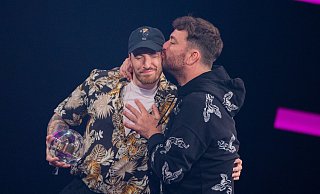 Casper (l.) und Marteria freuen sich bei der Verleihung der 1Live-Krone über die Auszeichnung in der Kategorie "Bester Live Act". - Rolf Vennenbernd/dpa