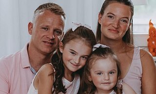 Elisas Familie in liebevoller Erinnerung an ihr kurzes, aber strahlendes Leben: Die Familie setzt sich für mehr Aufmerksamkeit und Forschung zur seltenen Krankheit DIPG ein. - Privat