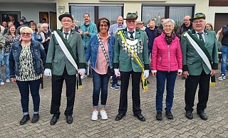 Der neue Schützenkönig Jürgen Seck (mitte rechts) regiert das Hohehausener Schützenfest 2026 zusammen mit seiner Frau Sabine Seck (mitte links). In ihren Hofstaat hat das Königspaar Betina (v. l.) und Jakob Bader sowie Gaby und Johannes Potthast berufen. - St. Michael-Schützenbruderschaft