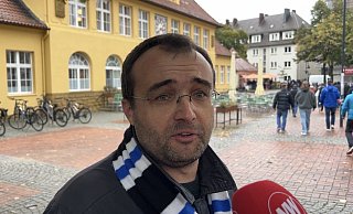 Nach der 1:2-Pleite der Bielefelder gegen Schalke 04 haderten die Fans auch mit Entscheidungen des Unparteiischen. - Julius Uekmann