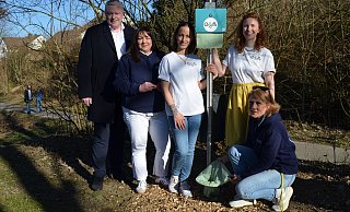 Bürgermeister Daniel Hartmann (v.l.), Jasmin Erdmann (Kinderschutzbund), die beiden Gründerinnen Vanessa Senses und Kathrin Valencia sowie Kinderschutzbundvorsitzende Sina Schreiber präsentieren die Oilette - Höxter erstes Klo für Kinder. - Nicole Fischer