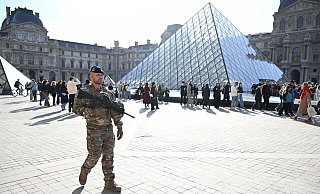 Frankreichs Kulturministerin sagt noch in diesem Jahr neue Sicherheitsmaßnahmen für das Louvre-Museum zu. (Archivbild) - Emma Da Silva/AP/dpa