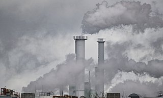 Rauchende Schlote - Im Qualm ist oft CO2 enthalten. (Archivbild) - Patrick Pleul/dpa