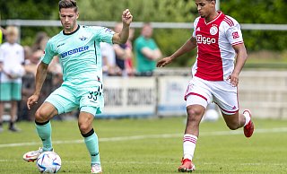 SCP-Neuzugang Marcel Hoffmeier (l.), hier im Duell gegen Ajax-Spieler Mohamed Ihattaren, absolvierte eine bärenstarke Vorbereitung und dürfte beim Saisonstart in der Anfangsformation stehen. - picture alliance / PRO SHOTS
