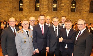 Veranstalter und Gäste: Thomas Spieker (v. l.), Ansgar Meyer, Manfred Müller, Carsten Linnemann, Andreas Bruck, Roderich Kiesewetter, Jörg Stenzel, Andreas Schnadwinkel und Michael Dreier. - Viktoria Bartsch