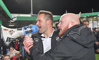 Begeisterung: Ende Oktober schrie Rino Capretti nach der Pokalsensation gegen Holstein Kiel mit Hilfe von Andreas Baak vom Fanclub „Der harte Kern" (r.) seine Freude über den Sieg per Megaphon in Richtung Fanblock. Das würde der Verler Trainer heute gerne wiederholen. - Jens Dünhölter