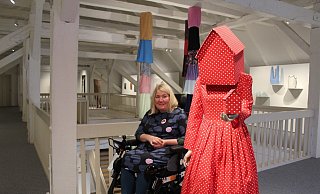 "rot mit weißen Punkten": Die Skulptur der niederländischen Künstlerin Guda Koster ist zum Publikumsmagneten geworden. Fast jeder Museumsbesucher möchte ein Foto von sich und der "Frau mit dem Haus auf dem Kopf", sagt die Museumsleiterin Andrea Brockmann. - Anastasia von Fugler