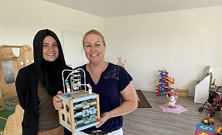 Fatima Khalile (l.) und Sandra Steinbach haben sich als Tagesmütter zusammengeschlossen und betreuen nun neun Kinder auf dem Kappenberg. - Nicole Sielermann