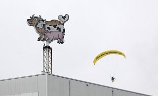 Mit motorisierten Gleitschirmen landeten die Aktivisten von Greenpeace auf dem Tönnies-Dach. Die Polizei ermittelt unter anderem wegen Hausfriedensbruch und Sachbeschädigung. - Daniel Müller/Greenpeace