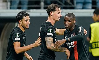 Frankfurts Torschütze Robin Koch (M) jubelt mit seinen Mannschaftskollegen. - Uwe Anspach/dpa