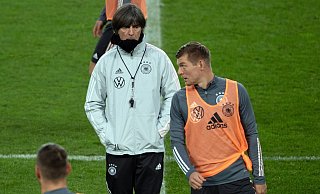 Bundestrainer Joachim Löw (r) und Toni Kroos (l) im Gespräch. - Foto: Federico Gambarini/dpa