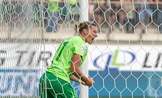 Alexandra Popp im Netz, der Ball nicht: Trotzdem zählte der Ausgleich der Wolfsburgerin. - Stefan Mayer/Eibner-Pressefoto/dpa