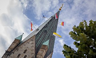 Am Freitagmittag wurden für Libori die Fahnen am Paderborner Domturm gehisst. - Niklas Tüns Am Freitagmittag wurden für Libori die Fahnen am Paderborner Domturm gehisst. - Niklas Tüns