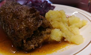 Klassisch mal anders: Die Soja- Roulade ist eine leckere vegane Mahlzeit zu festlichen Anlässen - Foto: Carina Chmilienski