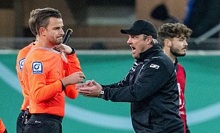 Paderborns Trainer Lukas Kwasniok (r) beschwert sich bei Schiedsrichter Daniel Schlager. - David Inderlied/dpa