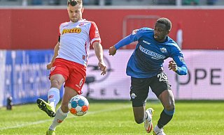 Der Regensburger Benedikt Saller (l.) kämpft mit SCP-Linksverteidiger Jamilu Collins um den Ball. - dpa