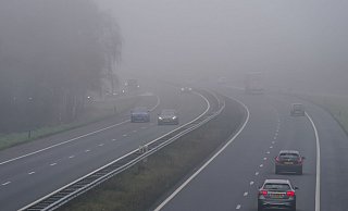 Seit Tagen zieht immer wieder Nebel durchs Land und sorgt für schlechte Sichtverhältnisse. - picture alliance