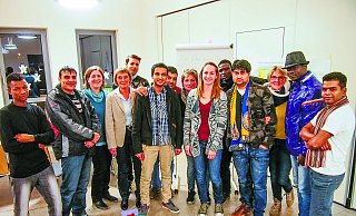 Gedankenaustausch: Der Pastoralverbund Bad Lippspringe-Schlangen organisiert einmal in der Woche im Forum Maria Mater ein Begegnungscafé für Einheimische und Neuankömmlinge. - Klaus Karenfeld