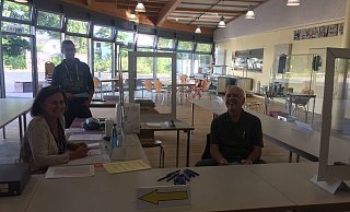 Coronagerechtes Wahllokal: In der Mensa der Gesamtschule an der Jahnstraße befinden sich Birgit Rotzsch (v. l.), Guido Fuhrmann und Reinhard Hövermann in der abgeschotteten Wahlhelferinsel. - Sabine Kubendorff
