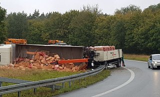 Der Lkw hatte Ziegel gelagert. - Andreas Eickhoff
