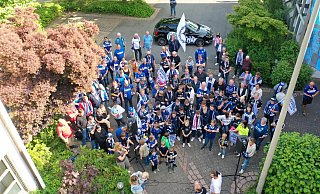Knapp 100 Arminia-Fans kamen am Mittwochabend spontan vor dem Engeraner Rathaus zusammen. - André Grüger