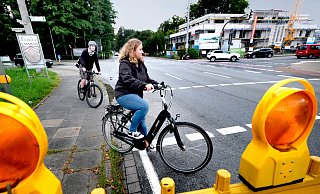 NW-Volontärin Celina Allard mit dem E-Bike auf dem Weg nach Bielefeld. - Andreas Frücht
