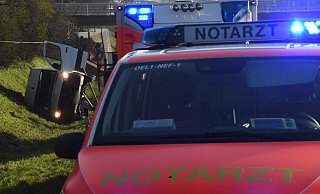 Der aus Oelde herbeigeeilte Notarzt versorgte den Mann an der Unfallstelle, mit dem Rettungswagen aus Rietberg wurde er später ins Krankenhaus gebracht. - Andreas Eickhoff